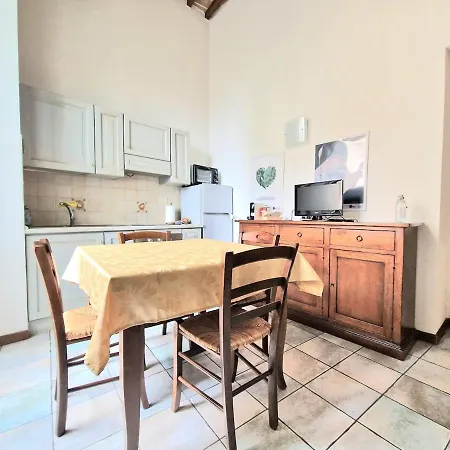 Tourist 34537 In The Historic Center Pérouse