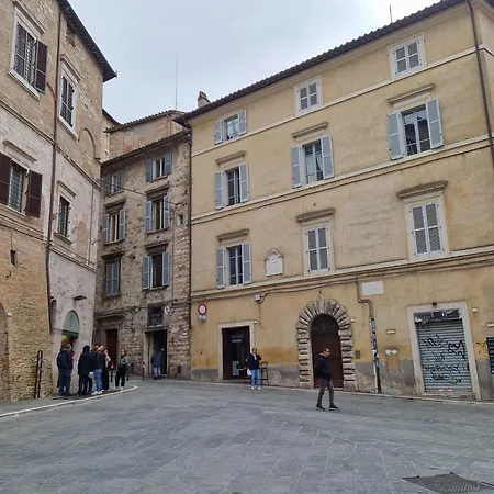 Tourist 34537 In The Historic Center * Pérouse